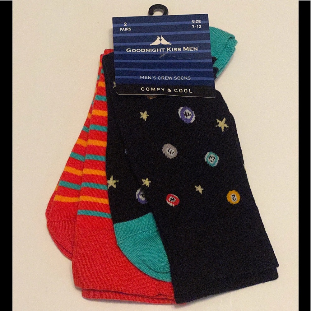 2 pairs of crew socks 🧦